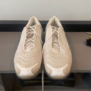 White Nike Airmax 720